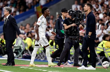 Enorme enfado de Vinicius al ser cambiado por Xabi Alonso en el minuto 71 y con 2-1 en el marcador. 