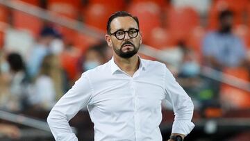 GRAFCVA7916. VALENCIA, 27/08/2021.- El entrenador del Valencia, Jose Bordalás, durante el encuentro que les enfrenta al Alavés en el estadio de Mestalla (Valencia) correspondiente al campeonato de liga.EFE/ Biel Aliño