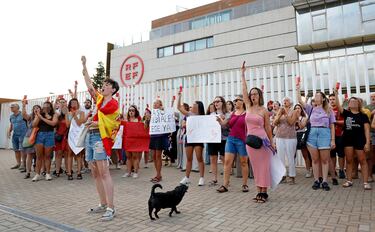 Con tarjetas rojas y pancartas reivindicativas los manifestantes piden la dimisión del presidente de la RFEF, Luis Rubiales.