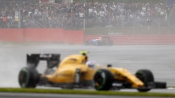 Jolyon Palmer en primer término, detrás el accidente de Pascal Wehrlein.