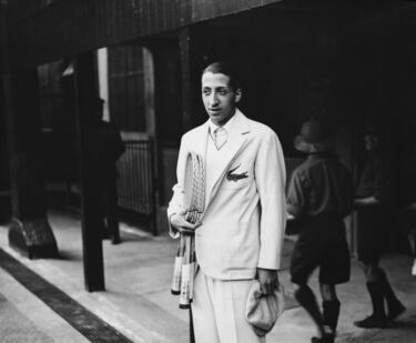 Jean René Lacoste ( 1904-1996) fue un jugador de tenis francés, ganador de 7 torneos del Grand Slam en categoría de individuales. Apodado Le Crocodile por sus seguidores, Lacoste fue también un innovador hombre de negocios, famoso por ser el fundador de la empresa de indumentaria que lleva su apellido.  En 1933, fundó la compañía de indumentaria Lacoste, cuyo logo es, como lo era su apodo, un cocodrilo. El sobrenombre lo había adquirido tras una apuesta realizada cuyo premio fue una cartera hecha de piel de cocodrilo.