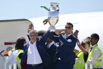 Fernando Santos y Cristiano Ronaldo en la llegada de la selección portuguesa a Lisboa. 