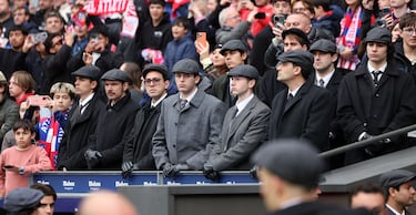 Personajes inspirados en la película 'Peaky Blinders: El hombre inmortal' en la grada estadio Metropolitano.