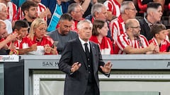 El entrenador del Real Madrid, Carlo Ancelotti, durante el partido de Liga que Real Madrid y Athletic Club disputaron en San Mamés.