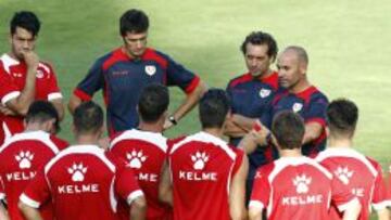 Paco da instrucciones a sus jugadores durante un entrenamiento.