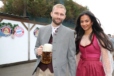  Konrad Laimer con su esposa Ines-Sarah Laimer durante la fiesta del Oktoberfest celebrada en Múnich.