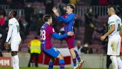 Nico y Gavi se abrazan despu&eacute;s del 3-2 al Elche.