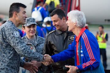 José Néstor Pékerman recibe el regalo de Carlos Bueno, comandante de la Fuerza Aérea.