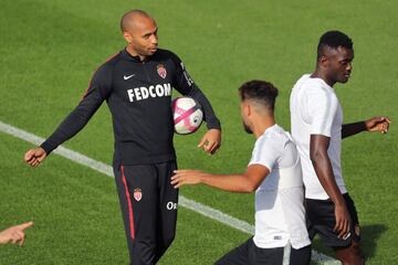 El delantero colombiano Radamel Falcao regresó a Mónaco y realizó su primer entrenamiento con el equipo, bajo el mando del nuevo técnico Thierry Henry.