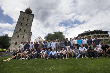 FIFA presuident Gianni Infantino poses with the Legends