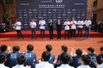 Puyol durante el Laureus Shanghai Football Campus Tour 2015.