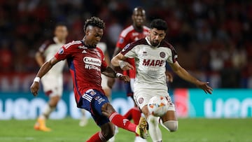 AMDEP7942. MEDELLÍN (COLOMBIA), 25/09/2024.- Leyser Chaverra Rentería (i) de Medellín disputa un balón con Marcelino Moreno de Lanús este miércoles, en el partido de vuelta de cuartos de final de la Copa Sudamericana entre Deportivo Independiente Medellín (DIM) y Lanús en el estadio Atanasio Girardot en Medellín (Colombia). EFE/ Luis Eduardo Noriega Arboleda