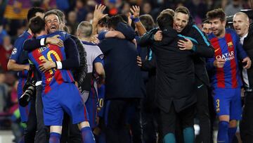 La plantilla del Barcelona, celebrando la remontada contra el PSG.