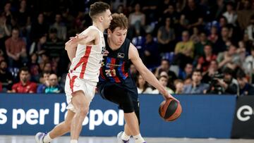 BARCELONA, 12/03/2023.- El base lituano del FC Barcelona Rokas Jokubaitis (d) lucha con el base del Baxi Manresa Dani García (i) , durante el partido de la jornada 22 de la Liga Endesa disputado este domingo en el Palau Blaugrana de Barcelona. EFE / Quique García.
