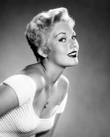 Nació en Chicago, Illinois, EE.UU. el 13 de febrero de 1933. La actriz protagonizó grandes películas como, "Vértigo", "El hombre del brazo de oro", "Picnic" y "Bésame, tonto", entre otros títulos. 