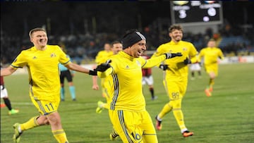 Christian Noboa celebra con sus compa&ntilde;eros el gol al Sparta de Praga.