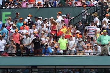 Una nueva final entre dos de las raquetas más fascinantes de todos los tiempos. Hoy ganó Federer bajo un sol de justicia en Miami. Nadal tuvo sus oportunidades de romper el servicio del suizo pero no lo consiguió. A pesar de eso, dejó una muy buena impresión. Veremos lo que pasa cuando llegue el momento de jugar en tierra batida. Aquí el resumen del partido en fotos.