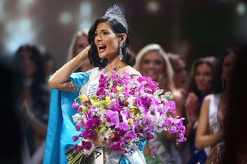 Miss Nicaragua Sheynnis Palacios reacciona después de ser coronada Miss Universo.