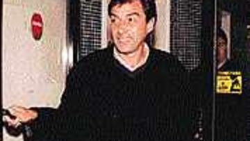 ADIÓS. Nogués salió de las oficinas decepcionado.