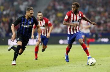 Lemar conduce el balón contra el Inter.