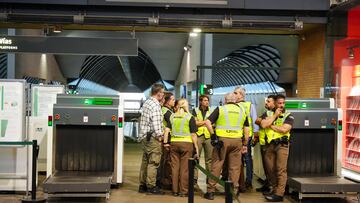 Trabajadores de la estación de trenes de Santa Justa el día después del apagón generalizado.