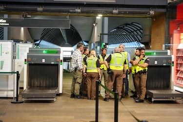 Trabajadores de la estación de trenes de Santa Justa el día después del apagón generalizado.