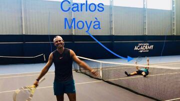Rafa Nadal se lamenta tras perder un partido de entrenamiento con Carlos Moy&aacute;.