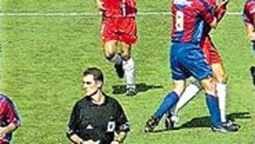 <b>EXPULSIÓN</b>. Rubén se dejó caer y Mijatovic vio la roja.