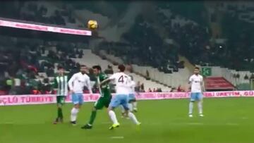 El casi golazo de cabeza de Jorquera en Turquía