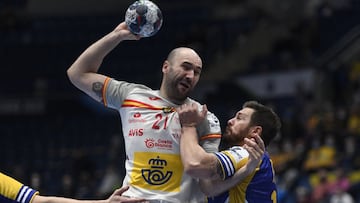 El jugador de la selección española de balonmano Joan Canellas intenta lanzar durante el partido entre España y Bosnia-Herzegovina en el Europeo de Balonmano de Eslovaquia y Hungría.