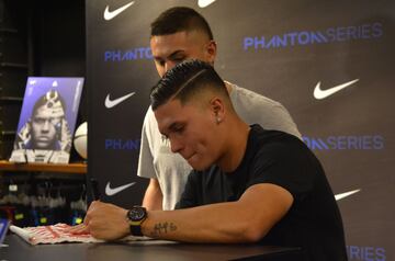 El volante colombiano de River Plate, Juan Fernando Quintero, habló en rueda de prensa y firmó autógrafos a los aficionados durante un evento en Medellín.