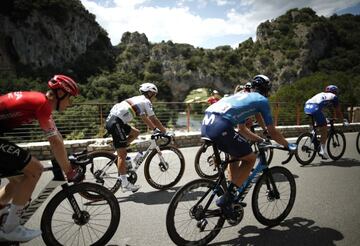 Imanol Erviti y Julian Alaphilippe, entre los 13 fugados de la 12ª etapa del Tour, camino de Nîmes.