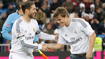 El campeón del mundo de ajedrez Magnus Carlsen saluda a Serguo Ramos en el saque de honor antes del Real Madrid - Valladolid de Primera División de la temporada 2013/2014.