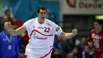 &Aacute;ngel Montoro celebra un gol con la selecci&oacute;n espa&ntilde;ola de balonmano.