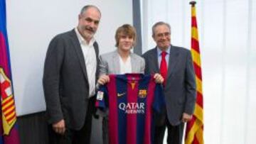 Halilovic, junto a Zubizarreta en su presentación con el Barcelona.