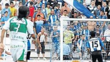 <b>BATIDO. </b>Óscar Díaz lanzó un misil desde 25 metros que batió al portero del Hércules, Sergio Aragoneses.
