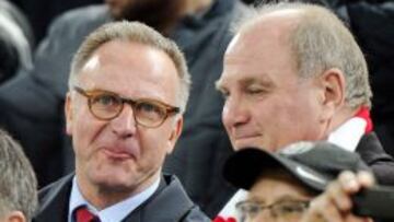 Rummenigge, junto al presidente Uli Hoeness, en el palco.