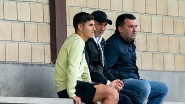 Zinedine Zidane hablando con Álvaro Tejero en la grada de Atxabalpe.