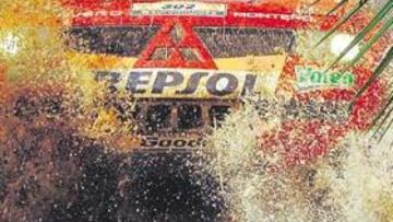 <b>PASO AL LÍDER. </b>El que aparece entre la vegetación y el agua no es otro que Luc Alphand, el francés que manda en coches con su poderoso Mitsubishi.