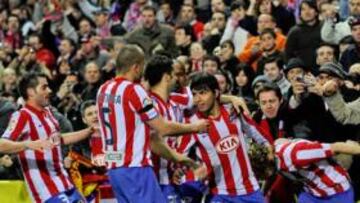 <b>BESTIA NEGRA. </b>Kun es felicitado tras marcarle un gol al Barça.