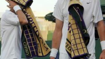 <b>REVENTADOS. </b>Una mezcla de impotencia, cansancio y desesperación invadía a Isner (con gorra) y Mahut.