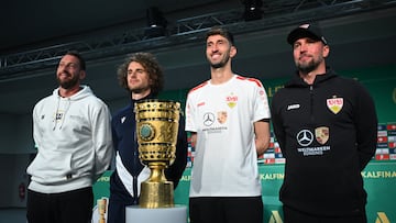 Sebastian Hoeness, Karazor, Michel Kniat y Corboz posan con el trofeo de Copa.
