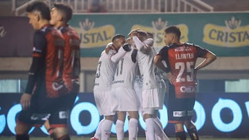 Tiene 40 años, es el goleador del fútbol chileno y volvió a brillar con una nueva anotación