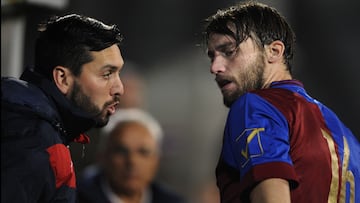 Hern&aacute;n P&eacute;rez le da instrucciones a su hermano Michu en un partido del Langreo.