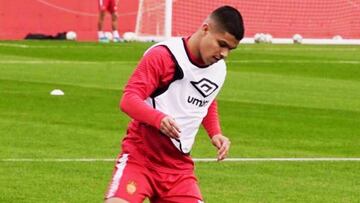 Cucho Hern&aacute;ndez entren&aacute;ndose con el Mallorca.