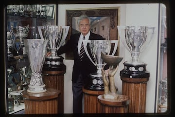 Ramón Mendoza Fontela fue un empresario español que ocupó la presidencia del Real Madrid desde 1986 hasta 1995. Nacido en el barrio madrileño de Chamberí, es recordado por ser el ‘padre’ de la Quinta del Buitre y por una presidencia con seis títulos de Liga, cinco de manera consecutiva, dos Copas del Rey, una Copa de la UEFA, tres Supercopas y una Copa de la Liga. El expresidente blanco, que falleció en 2001 víctima de un infarto mientras navegaba por el Caribe, dejó episodios de polémica durante su relación como directivo con el Real Madrid. Tras la muerte de Bernabéu, la revista Cambio 16, publicó un reportaje donde relacionaba a Mendoza con la KGB. El escándalo fue de tal calibre que Mendoza se vio obligado a dimitir. Se presentó sin éxito a las elecciones de 1982, pero no fue hasta 1986 cuando le llegó su momento en la presidencia del Real Madrid, durante la que se le quedó una espina clavada: no haber ganado una Copa de Europa. “Terminado el funeral, que el socio Ramón Mendoza descanse en paz. Amén”, dijo en su despedida, tras dimitir en 1995. 