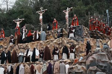 Varias personas actúan durante la Pasión Viviente de Balmaseda, Vizcaya, País Vasco (España). La Pasión se representa de forma viva desde finales del siglo XIX y ha ido evolucionando a lo largo del tiempo incorporando diferentes personajes y escenarios, alcanzando así el realismo y la emotividad que la caracteriza.
