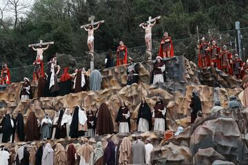 Varias personas actúan durante la Pasión Viviente de Balmaseda, Vizcaya, País Vasco (España). La Pasión se representa de forma viva desde finales del siglo XIX y ha ido evolucionando a lo largo del tiempo incorporando diferentes personajes y escenarios, alcanzando así el realismo y la emotividad que la caracteriza.
