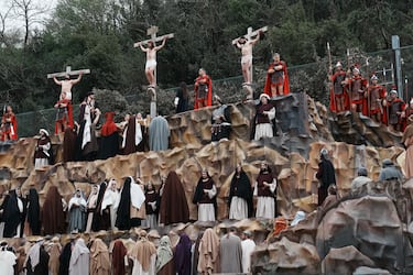 Varias personas actúan durante la Pasión Viviente de Balmaseda, Vizcaya, País Vasco (España). La Pasión se representa de forma viva desde finales del siglo XIX y ha ido evolucionando a lo largo del tiempo incorporando diferentes personajes y escenarios, alcanzando así el realismo y la emotividad que la caracteriza.
