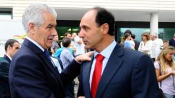 Francisco Pernía, a la izquierda, charla con Ignacio Diego en la inauguración del centro Nando Yosu de La Albericia.